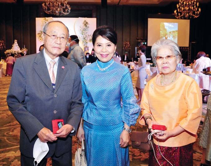 ดร.สุเมธ ตันติเวชกุล เลขาธิการมูลนิธิชัยพัฒนา และ
ภรรยา คุณหญิงจินตนา ตันติเวชกุล ร่วมอวยพร