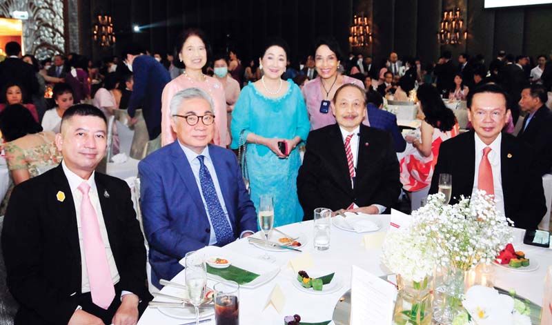 พล.อ.ต.อิทธพร คณะเจริญ, ศ.พิเศษ ดร.กิตติพงษ์-ศริยา กิตยารักษ์, อดีตทูตกฤต-
กอบเกียรติ ไกรจิตติ และ สิทธิศักดิ์ วนะชกิจ ผู้พิพากษาหัวหน้าคณะในศาลฎีกา