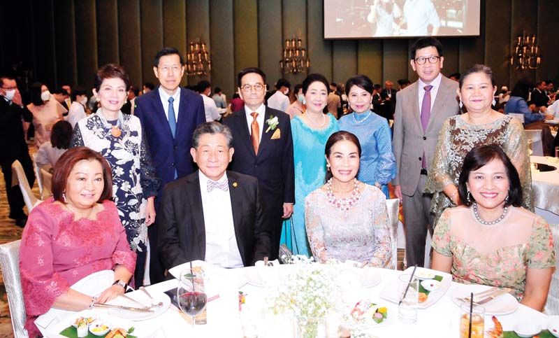 ดวงฤทัย กสิโสภา, สุวิทย์ คุณกิตติ, พรรณประภา อินทรวิทยนันท์, กนกพรรณ แสงประทุม, พนิดา- พงศ์เทพ เทพกาญจนา, ผาณิต พูนศิริวงศ์, ลาวัณย์ คุณกิตติ ร่วมยินดีกับคุณพ่อคุณแม่เจ้าบ่าว อดิศักดิ์-สิริพร ภาณุพงศ์