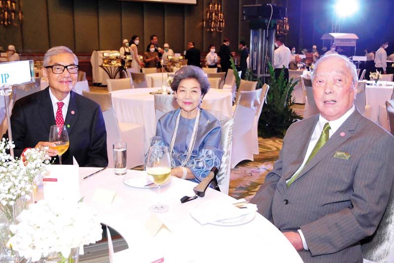 เตช บุนนาค เลขาธิการสภากาชาดไทย และ
อรสา-วิทยา เวชชาชีวะ