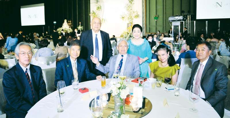 เพื่อนๆ ธรรมศาสตร์ ของคุณพ่อ-คุณแม่เจ้าบ่าว มี นที เปรมรัศมี
อดีตปลัดสำนักนายกรัฐมนตรี ร่วมยินดี