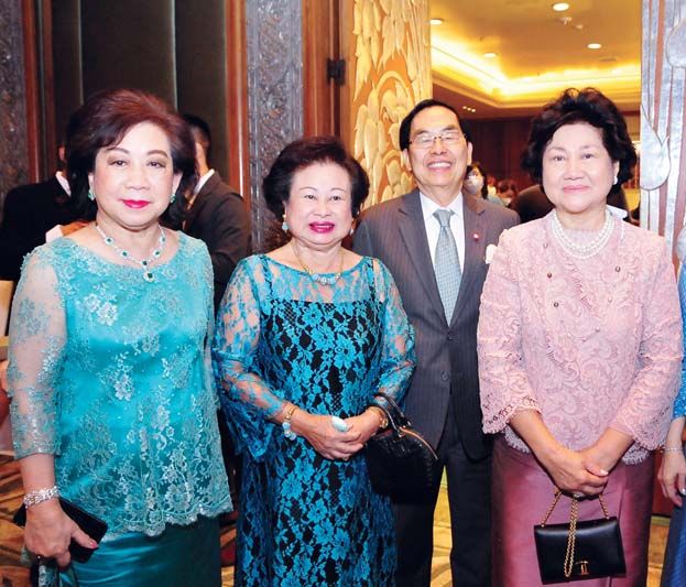 วิจิตรา อร่ามวัฒนานนท์, คุณหญิงขวัญตา
เทวกุลฯ, ท่านทูตสมเกียรติ-อรวิมล
อริยปรัชญา

