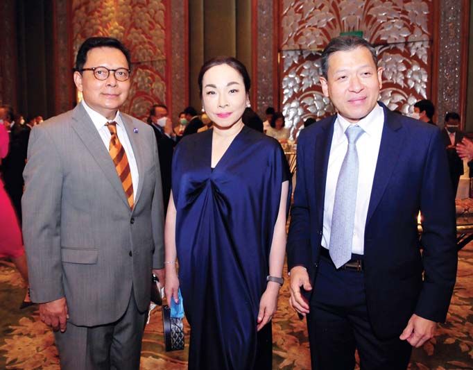 ไกรระวี ศิริกุล, ศรัณย์ เจริญสุวรรณ รองปลัดกระทรวง
การต่างประเทศ และภรรยา