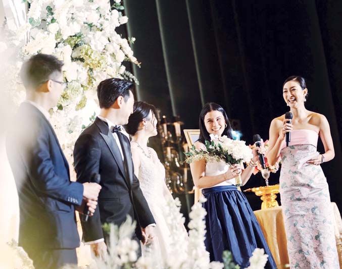 พิธีกร-แพนเค้ก ขณะสัมภาษณ์ สาวมัดหมี่ที่ได้รับดอกไม้ที่เจ้าสาวโยน