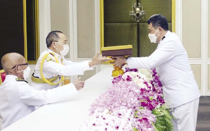 ผู้แทนพระองค์รับการถวายของที่ระลึกสำหรับถวาย
องค์ประธานจาก สุทธิพงษ์ จุลเจริญ ปลัดกระทรวงมหาดไทย