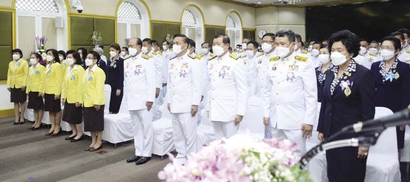 ผู้ร่วมพิธี ได้แก่ รมว.กระทรวงมหาดไทย, รมช.ฯ, ปลัดกระทรวง, นายก-อุปนายกสมาคม
แม่บ้านมหาดไทย, กก.มูลนิธิร่วมจิตต์น้อมเกล้าฯ เพื่อเยาวชนฯ, ผู้ว่าราชการจังหวัด, ประธานแม่บ้านมหาดไทย