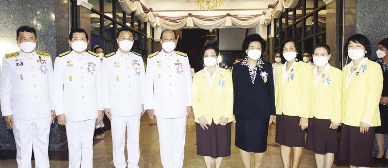 ผู้เป็นกำลังสำคัญของงาน ถ่ายภาพร่วมกันเป็นที่ระลึก อาทิ พล.อ.อนุพงษ์ เผ่าจินดา รมว.กระทรวงมหาดไทย, ทรงศักดิ์ ทองศรี, นิพนธ์ บุญญามณี รมช.ฯ, สุทธิพงษ์ จุลเจริญ ปลัดกระทรวง
มหาดไทย, ม.ร.ว.พร้อมฉัตร สวัสดิวัตน์, ดร.วันดี กุญชรยาคง จุลเจริญ, อุบล วิชัยดิษฐ, ทิพวิภา สุวรรณรัฐ และ กรรณภรณ์ วงศ์ปิยะกุล