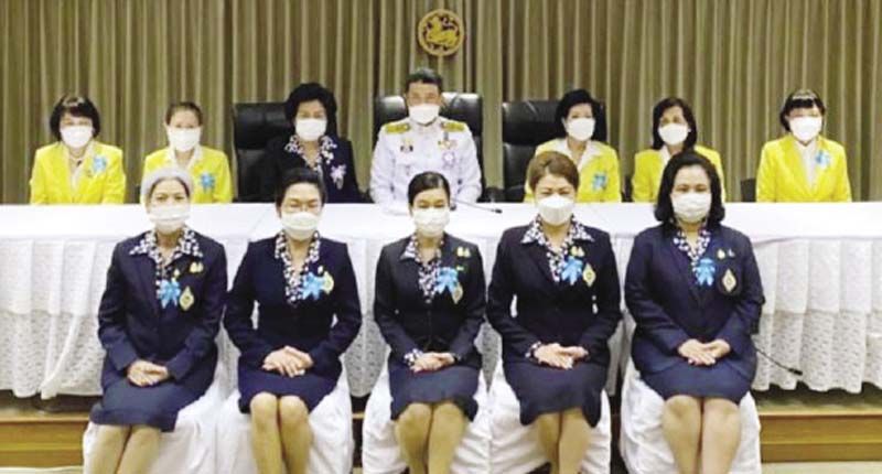 ปลัดกระทรวงมหาดไทย นายกสมาคมแม่บ้านมหาดไทย นำทีม อุปนายก
สมาคม กุลทรัพย์ ชื่นโกสุม, จิณณารัชช์ สัมพันธรัตน์, กุสุมาล พงษ์สิทธิถาวร,
ผศ.ดร.ศศิธร จันทมฤก, จิรวรรณ เพ็ญพาส ถ่ายภาพร่วมกับ กก.มูลนิธิฯ
ที่มาประชุม ได้แก่ ผศ.ดร.พรทิพย์ พุกผาสุข, อุบล วิชัยดิษฐ, ทิพวิภา สุวรรณรัฐ, พรทิพย์ ห่านตระกูล, กรรณภรณ์ วงศ์ปิยะกุล