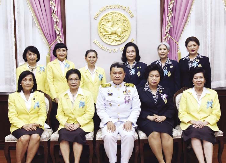 ปลัดกระทรวงมหาดไทย, ดร.วันดี กุญชรยาคง นายกสมาคม
แม่บ้านมหาดไทย ต้อนรับ คณะ กก.มูลนิธิฯ อาทิ ม.ร.ว.พร้อมฉัตร
สวัสดิวัตน์, ผศ.ดร.พรทิพย์ พุกผาสุข, ทิพวิภา สุวรรณรัฐ
มีอุปนายกสมาคมฯ ร่วมด้วย