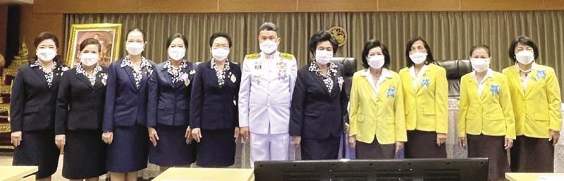 ถ่ายภาพร่วมกัน ปลัดกระทรวงมหาดไทย นายก-อุปนายกสมาคม กก.มูลนิธิฯ และประธานแม่บ้านมหาดไทยประจำจังหวัด ดาเรศ จิตรัตน์ (สงขลา),บุษบา บุญญลักษณ์ (เชียงราย), ปิติมา รักพาณิชมณี (อุทัยธานี), ปวีณ์ริศา เกิดสม (ชุมพร)