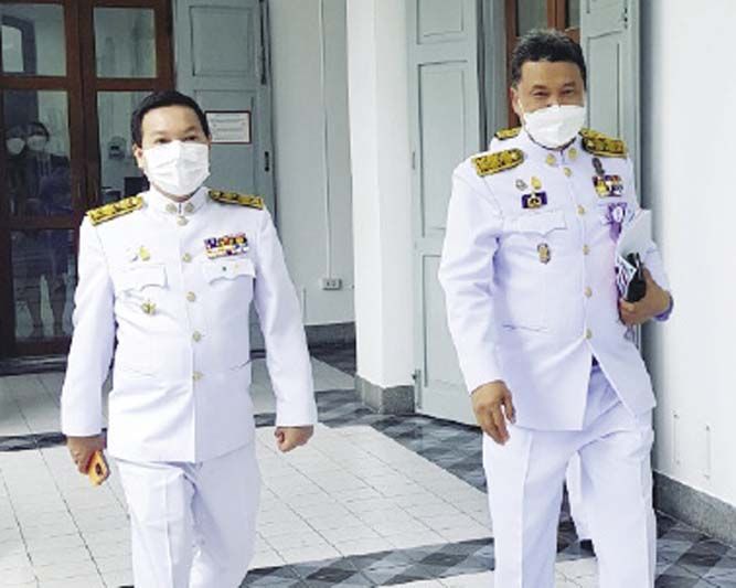 2 ผู้บริหารกระทรวงมหาดไทย สุทธิพงษ์
จุลเจริญ ปลัดกระทรวง และ อรรษิษฐ์ สัมพันธรัตน์
รองปลัดกระทรวง ดูแลความเรียบร้อยของการจัดพิธีประทานเข็ม “พุ่มเพชร”