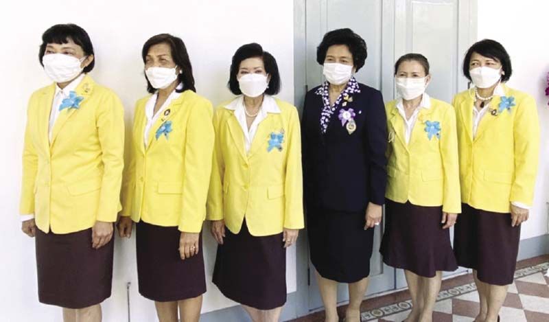 ดร.วันดี กุญชรยาคง จุลเจริญ นายกสมาคมแม่บ้านมหาดไทย ถ่ายภาพเป็นที่ระลึกกับ กก.มูลนิธิร่วมจิตต์น้อมเกล้าฯ เพื่อเยาวชนฯ