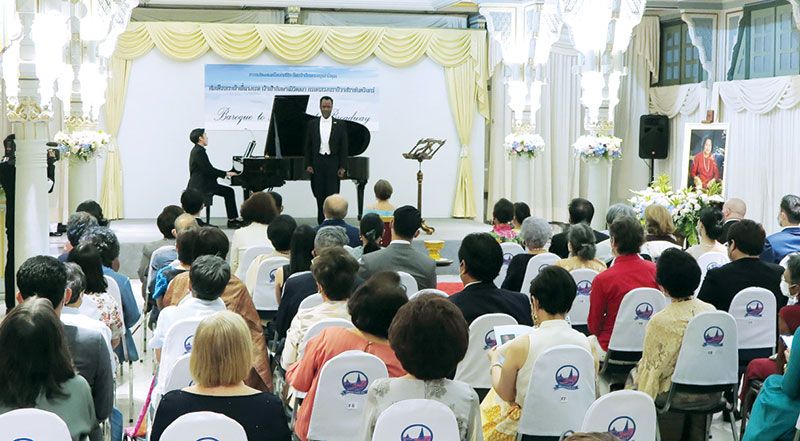 บรรยากาศภายในงานการแสดงดนตรีคลาสสิก ณ พระที่นั่งเทวราชสภารมย์ พระราชวังพญาไท มีผู้สนใจเข้าร่วมชมคับคั่ง