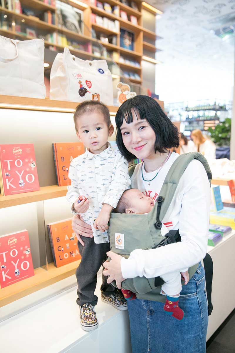 นาระ เอื้อทวีกุล กับน้องชาร์วี และน้องนาร์วาฬ