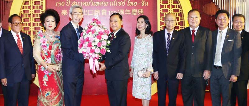 พล.ต.อ.อดุลย์ แสงสิงแก้ว รมว.กระทรวงแรงงาน มอบดอกไม้แสดงความยินดีให้กับ กิตติพงษ์ เตรัตนชัย นายกสมาคมวิเทศพาณิชย์ไทย-จีนอภิสิทธิ์ เวชชาชีวะ อดีตนายกรัฐมนตรี, จุรินทร์ ลักษณวิศิษฏ์ อดีต รมว.กระทรวงสาธารณสุข ร่วมถ่ายภาพกับนายกสมาคมฯ พร้อมคณะกรรมการฯ