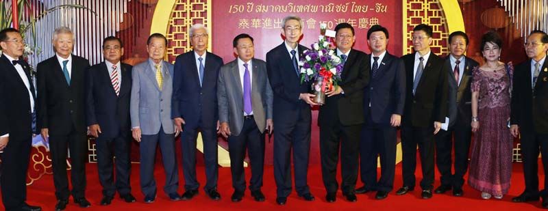 สุวิทย์ เมษินทรีย์ รมว.กระทรวงวิทยาศาสตร์และเทคโนโลยี มอบดอกไม้ร่วมยินดี
