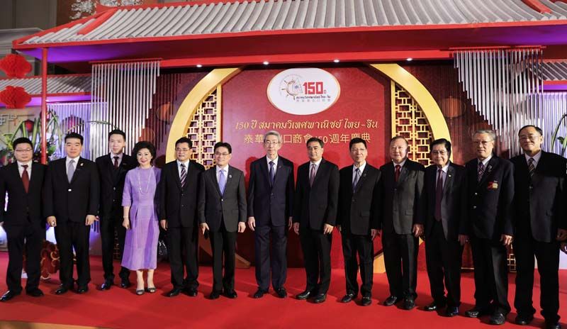อภิสิทธิ์ เวชชาชีวะ อดีตนายกรัฐมนตรี, จุรินทร์ ลักษณวิศิษฏ์ อดีต รมว.กระทรวงสาธารณสุข ร่วมถ่ายภาพกับนายกสมาคมฯ พร้อมคณะกรรมการฯ