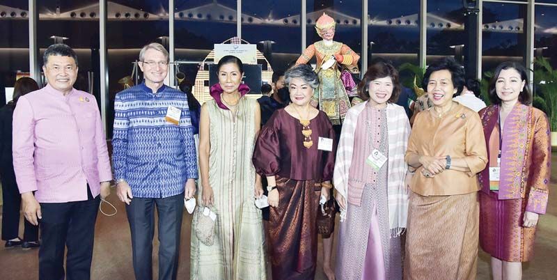 กอบกาญจน์ วัฒนวรางกูร, ชฎาทิพ จูตระกูล พร้อมด้วยผู้บริหารองค์กรชั้นนำ อาทิ สุทธิพงษ์ จุลเจริญ ปลัดกระทรวงมหาดไทย, ดร.วันดี กุญชรยาคง จุลเจริญ นายกสมาคมแม่บ้านมหาดไทย, ดร.ฮาราลด์ ลิงค์ ประธาน บี.กริม, สุกัญญา ประจวบเหมาะ ประธานสภาสตรีแห่งชาติฯ แต่งกายด้วยชุดผ้าไทยเพื่อแสดงออกถึงเอกลักษณ์ความเป็นไทยในการต้อนรับคณะผู้นำสตรีจากทั่วโลก