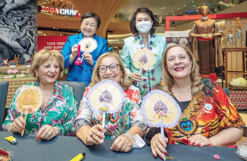 คณะผู้นำสตรี ร่วมทำกิจกรรมประดิษฐ์พัดบุหงารำไป