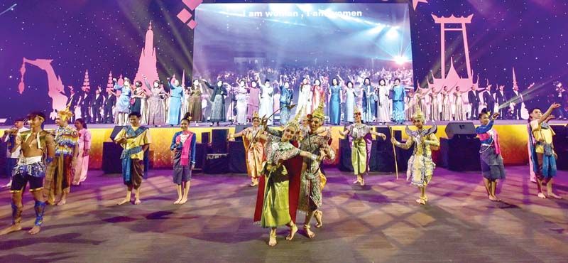 บรรยากาศงานเลี้ยงรับประทานอาหารค่ำที่จัดขึ้นอย่างยิ่งใหญ่โดยนำเสนออัตลักษณ์ความเป็นไทย เพื่อสร้างความประทับใจ
แก่ผู้นำสตรีที่มาร่วมประชุมกว่า 600 คน