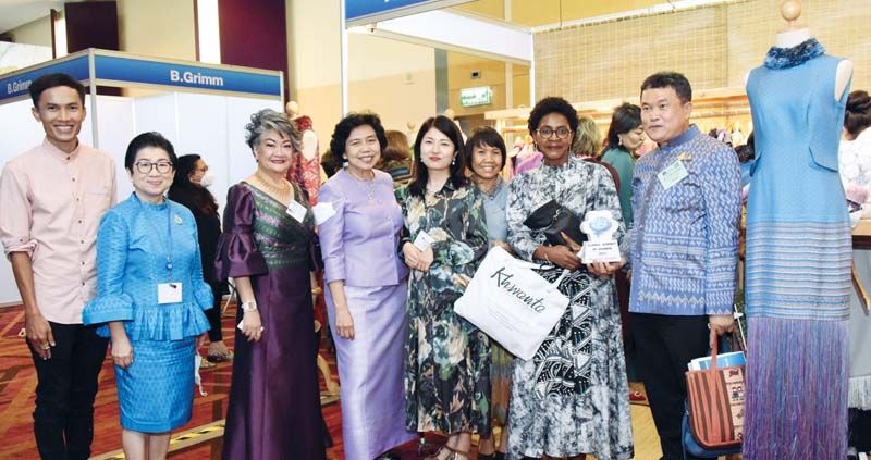 สุทธิพงษ์ จุลเจริญ ปลัดกระทรวงมหาดไทย และ ดร.วันดี กุญชรยาคง จุลเจริญ นายกสมาคมแม่บ้านมหาดไทยต้อนรับผู้นำสตรี
ทั่วโลก