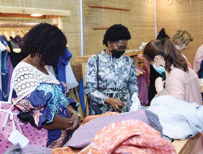 บรรยากาศการออกร้านจำหน่ายผลิตภัณฑ์หัตถศิลป์หัตถกรรมได้รับความสนใจจากผู้นำสตรีทั่วโลกเยี่ยมชมและเลือกซื้อผลิตภัณฑ์ฝีมือคนไทย