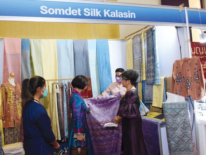 บรรยากาศการออกร้านจำหน่ายผลิตภัณฑ์หัตถศิลป์หัตถกรรมได้รับความสนใจจากผู้นำสตรีทั่วโลกเยี่ยมชมและเลือกซื้อผลิตภัณฑ์ฝีมือคนไทย