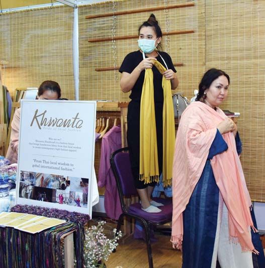 บรรยากาศการออกร้านจำหน่ายผลิตภัณฑ์หัตถศิลป์หัตถกรรมได้รับความสนใจจากผู้นำสตรีทั่วโลกเยี่ยมชมและเลือกซื้อผลิตภัณฑ์ฝีมือคนไทย