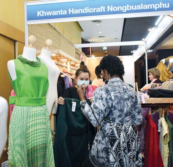 บรรยากาศการออกร้านจำหน่ายผลิตภัณฑ์หัตถศิลป์หัตถกรรมได้รับความสนใจจากผู้นำสตรีทั่วโลกเยี่ยมชมและเลือกซื้อผลิตภัณฑ์ฝีมือคนไทย