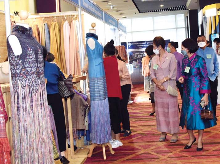 บรรยากาศการออกร้านจำหน่ายผลิตภัณฑ์หัตถศิลป์หัตถกรรมได้รับความสนใจจากผู้นำสตรีทั่วโลกเยี่ยมชมและเลือกซื้อผลิตภัณฑ์ฝีมือคนไทย