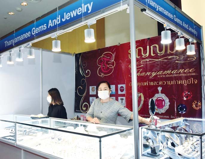 บรรยากาศการออกร้านจำหน่ายผลิตภัณฑ์หัตถศิลป์หัตถกรรมได้รับความสนใจจากผู้นำสตรีทั่วโลกเยี่ยมชมและเลือกซื้อผลิตภัณฑ์ฝีมือคนไทย