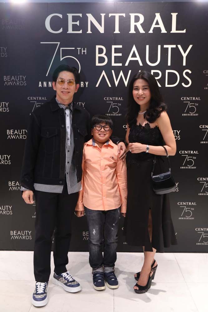 (ขวา) รพีพร วงศ์ทองคํา วิทยา สินทราพรรณทร กับ ด.ช.พณรพีร์