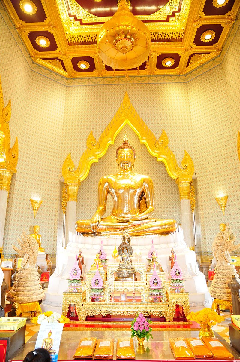 พระพุทธมหาสุวรรณปฏิมากร พระพุทธรูปทองคำแท้ทั้งองค์ อยู่ในโบสถ์ วัดไตรมิตรวิทยารามวรวิหาร