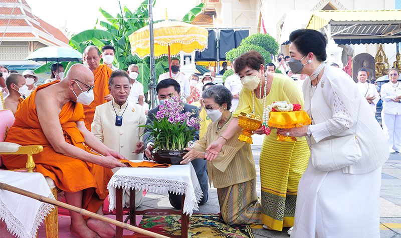 พล.ร.อ.นพ.หม่อมเจ้าปุสาณ สวัสดิวัตน์ ประธานมูลนิธิชีวิตพัฒนาฯ ได้
มอบหมายให้ ลดา รุธิกนก, สายพิณ พหลโยธิน และ ผาณิต พูนศิริวงศ์ เป็นผู้แทนนำชนวนดอกไม้ทองประทาน


