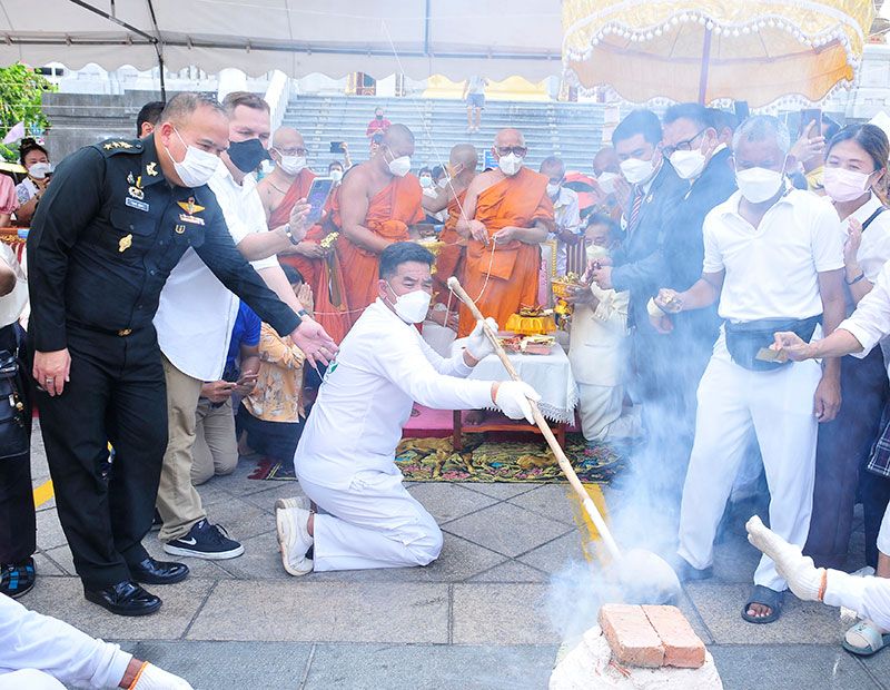 เจ้าประคุณสมเด็จพระพุฒาจารย์ เจ้าอาวาสวัดไตรมิตรวิทยารามวรวิหาร, พระอธิการอังคาร โชติปญฺโญ เจ้าอาวาสวัดนาสาร, พระครูปลัดปรัตถกรณ์
เจ้าอาวาสวัดสิงห์ ร่วมเททองยอดพระเกศหลวงพ่อพระพุทธโสธร วัดสิงห์

