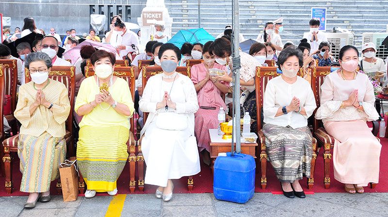 สายพิณ พหลโยธิน, ลดา รุธิกนก, ผาณิต พูนศิริวงศ์, เพ็ญพรรณ เชาว์วิศิษฐ ประธานฝ่ายฆราวาส และ อนุษฐา เชาว์วิศิษฐ