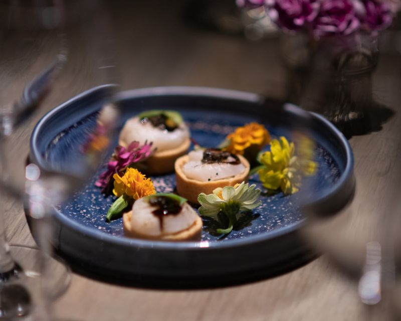 Charred scallop tart with caramelized cauliflower หอยเชลล์ย่างเกรดพรีเมียม รสหวานของหอยเชลล์สดและกลิ่นหอมของหอยเชลล์ย่างเข้ากันได้เป็นอย่างดีกับดอกกะหล่ำที่มีรสอ่อนและนำมาย่างเพิ่มความหอมและความกรุบกรอบ