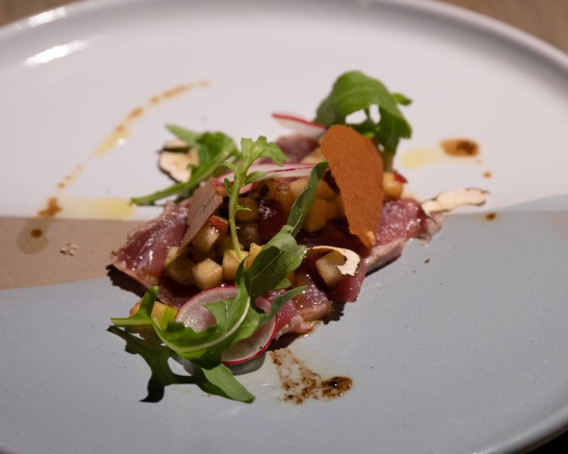 Tuna tataki, apple and peaches salad with truffle dressing เนื้อปลาทูน่าสดสีแดงฉ่ำรสชาติเค็ม ๆ มัน ๆ นำมาจี่ไฟพอสุกเพื่อให้ได้รสสัมผัสนุ่มละมุน เสิร์ฟพร้อมกับสลัดผลไม้แอปเปิลและพีชซึ่งมีรสเปรี้ยวอมหวานเพิ่มความสดชื่นให้กับเมนูปลา พร้อมราดด้วยน้ำสลัดทรัฟเฟิลเพิ่มรสเข้มข้นและมีกลิ่นหอม โดยเมนูนี้ตั้งใจให้รับประทานคู่กับไวน์ เจค็อบส์ ครีก คลาสสิก ชาร์ดอนเนย์ Jacob’s Creek Classic Chardonnay