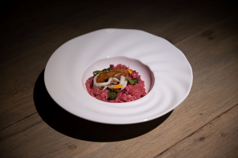 Red wine beet risotto with sauteed squid, and crispy shallots โดยเชฟพิชญ์ และเชฟกันน์ ตั้งใจให้ริซอตโตจานนี้มีสีชมพูหวานชวนรับประทาน จึงได้เลือกนำข้าวมาผัดเคี่ยวกับบีทรูทและไวน์แดง ทานคู่กับปลาหมึกผัดซอส เนื้อหนึบหนับเคี้ยวเพลินและหอมแดงทอดกรอบตัดเลี่ยนได้อย่างดี เมนูอาหาร อิตาเลียนที่มีรสชาติกลมกล่อมพร้อมเทกเจอร์ที่หลากหลายและเข้ากันอย่างลงตัว จับคู่กับไวน์ เจค็อบส์ ครีก ไวน์เมกเกอร์ส ซีเล็กชั่น ชีราส คาเบอร์เนต์ (Jacob’s Creek Winemaker’s Selection Shiraz Cabernet)