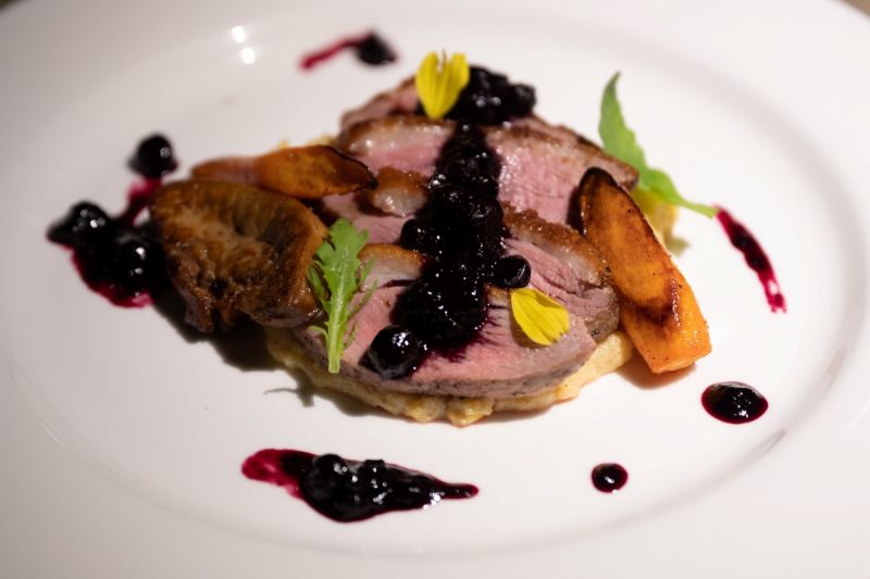 Pan seared duck breast with polenta and roasted carrot and blueberry honey reduction อกเป็ดที่ย่างเพื่อให้หนังกรอบ แต่ยังคงรักษาเนื้อเป็ดให้นุ่มและสุกน่ารับประทาน รับประทานคู่กับโพเลนต้าสีเหลืองนวลที่ทำจากเมล็ดข้าวโพดบด พร้อมแต่งจานด้วยแครอทอบสีส้ม ราดด้วยซอสน้ำผึ้งและบลูเบอร์รี่รสชาติหวานอมเปรี้ยว ซึ่งเป็นเมนูที่มอบรสสัมผัสที่หลากหลายแต่ผสมผสานเข้ากันได้อย่างลงตัว 