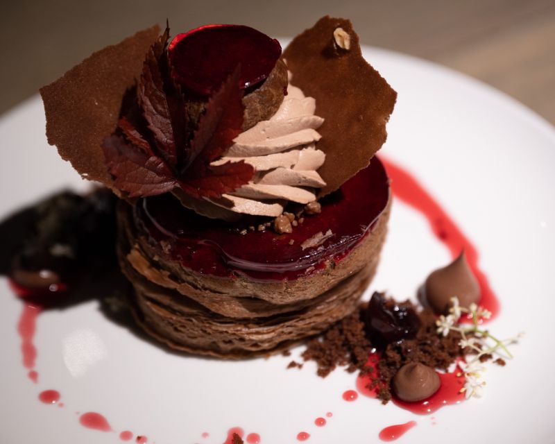 Black Forest St Honore เป็นเมนูสุดท้ายก่อนจบมื้ออาหารวันนี้ กับเค้กช็อกโกแลตรสชาติเข้มข้น หวาน มัน หอมกลิ่นช็อกโกแลตเกรดพรีเมียม 
ท็อปด้วยมูสช็อกโกแลตแสนละมุนลิ้นและตัดเลี่ยนด้วยซอสเชอร์รี่รสเปรี้ยวอมหวานเพื่อเพิ่มความสดชื่น เป็นอีกหนึ่งรสชาติที่เชฟทั้งสองคนตั้งใจมอบให้ทุกคนร่วมลิ้มลอง 