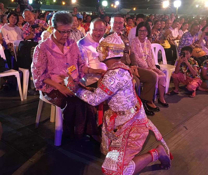 คุณจันทนี ธนรักษ์ ชมการแสดงโขนอย่างใกล้ชิด