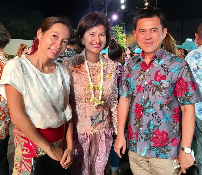 นฤมล ล้อมทอง กับแขกที่มาร่วมงาน