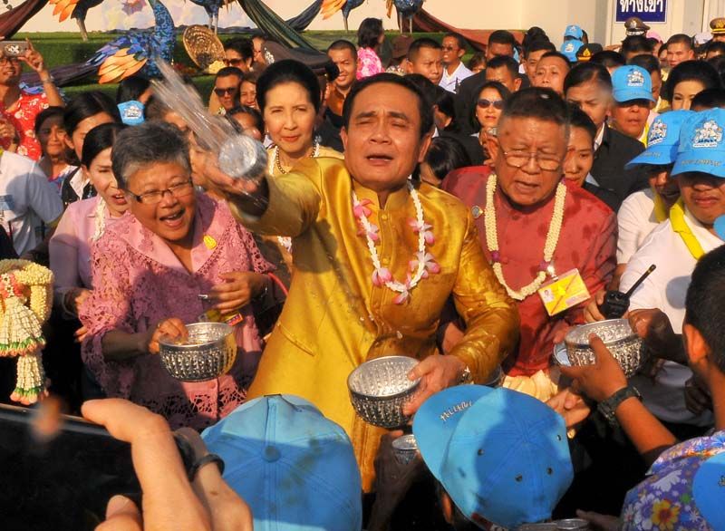 พล.อ.ประยุทธ์ จันทร์โอชา นายกรัฐมนตรี พร้อมด้วย รศ.นราพร จันทร์โอชา ภริยาร่วมงาน “เถลิงศกสุขสันต์ มหาสงกรานต์ ตำนานไทย”