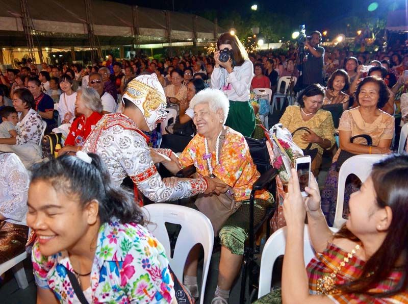 บรรยากาศภายในงานประชาชนทั้งเด็กและผู้ใหญ่ต่างสนุกสนานกันทั่วหน้า