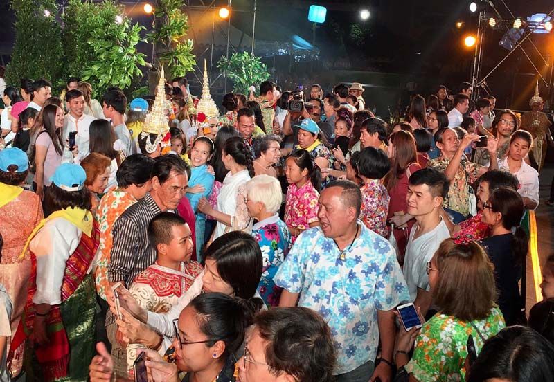 บรรยากาศภายในงานประชาชนทั้งเด็กและผู้ใหญ่ต่างสนุกสนานกันทั่วหน้า