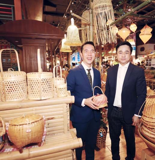 ชยะพงส์ นะวิโรจน์ ประธานเจ้าหน้าที่บริหาร โครงการสุขสยาม และ รวี อ่างทอง ผอ.ฝ่ายอาวุโส บมจ.ธนาคารกสิกรไทย