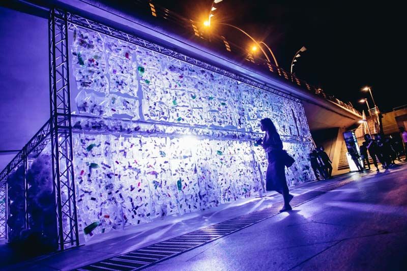 Transistable Plastic โดยศิลปิน Luzinterruptus จากประเทศสเปน