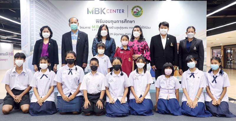 ชนินทร์ชร ปรีดีพร้อมพันธุ์ ประธานเจ้าหน้าที่บริหารสายทรัพยากรบุคคล พร้อมด้วย วิจารณ์ หีบพร
ผช.ประธานเจ้าหน้าที่บริหาร 1 สำนัก กก.ผอ.บมจ. เอ็ม บี เค และ มาศวัลย์ ปิ่นสุวรรณ ผอ.เขตปทุมวัน
ร่วมในพิธีมอบทุนการศึกษาภายใต้ “โครงการ MBK SPIRIT อาสาสร้างสุขสู่ชุมชน ตอน ทุนนี้พี่ให้น้อง”