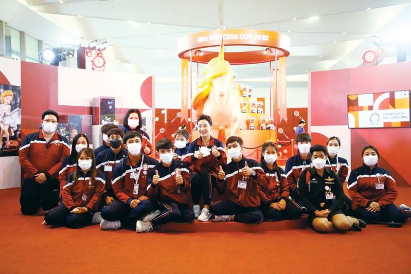 ทรงฉายพระรูปร่วมกับนักกีฬาสโมสรกีฬาบีบีจีที่เข้าร่วมการแข่งขัน

